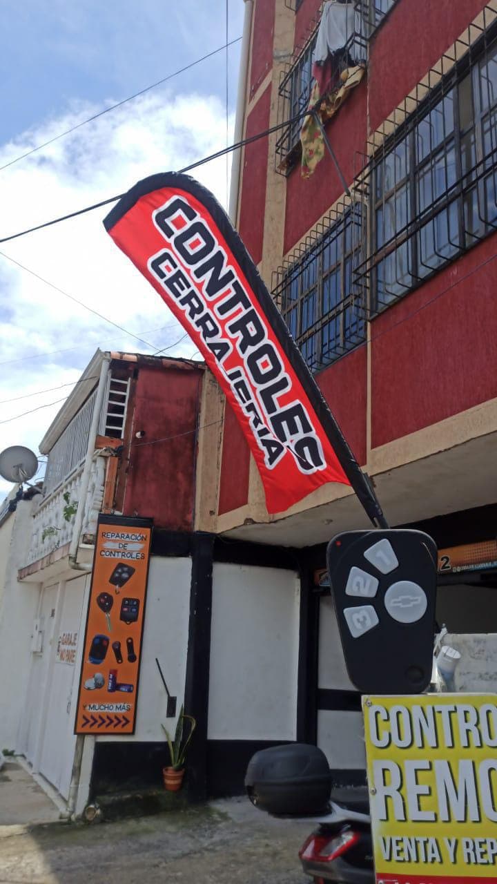 Fachada de Cerrajería San Pablo con aviso de controles y entrada del local